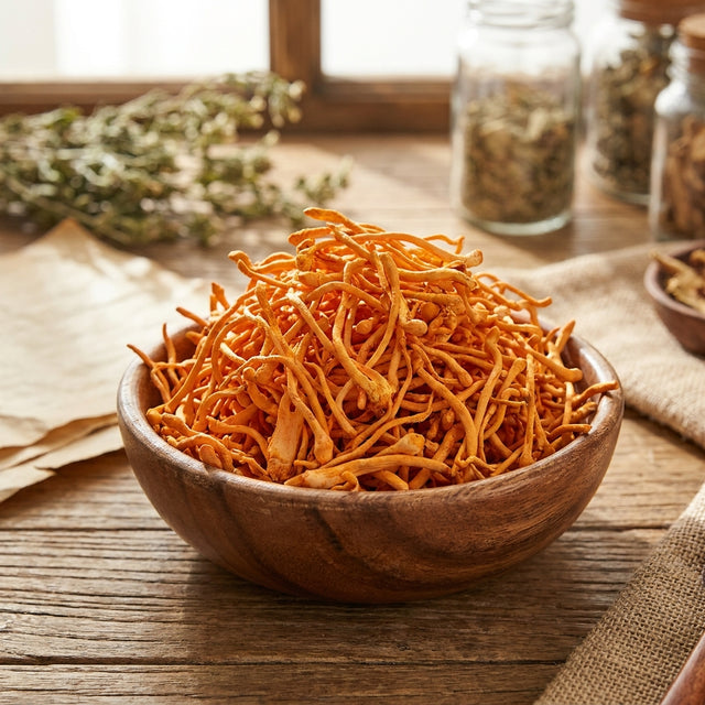 Un tazón de madera con hongos cordyceps secos